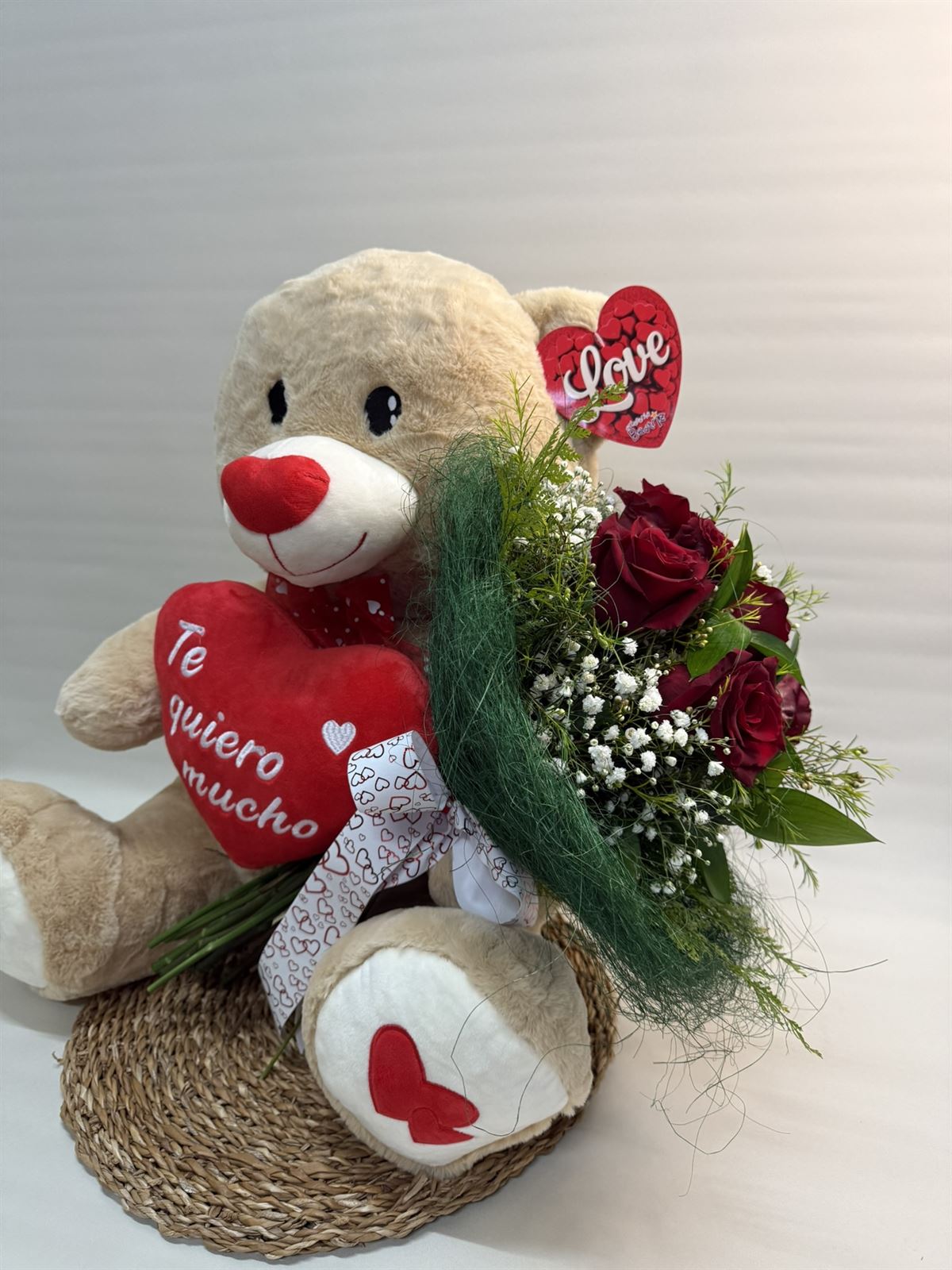 Oso de peluche con un ramo de rosas en la mano - Imagen 4