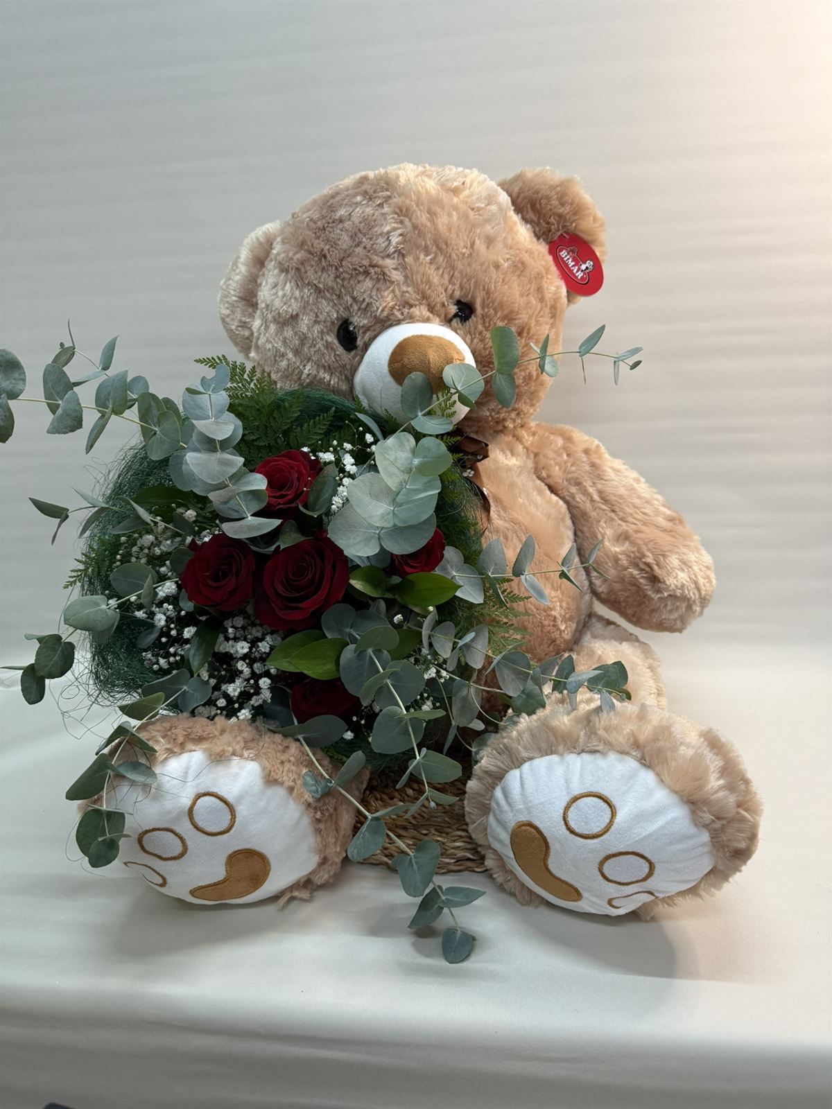 Oso de peluche con un ramo de rosas en la mano - Imagen 1