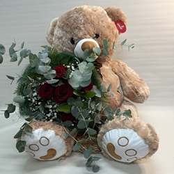 Oso de peluche con un ramo de rosas en la mano - Imagen 1