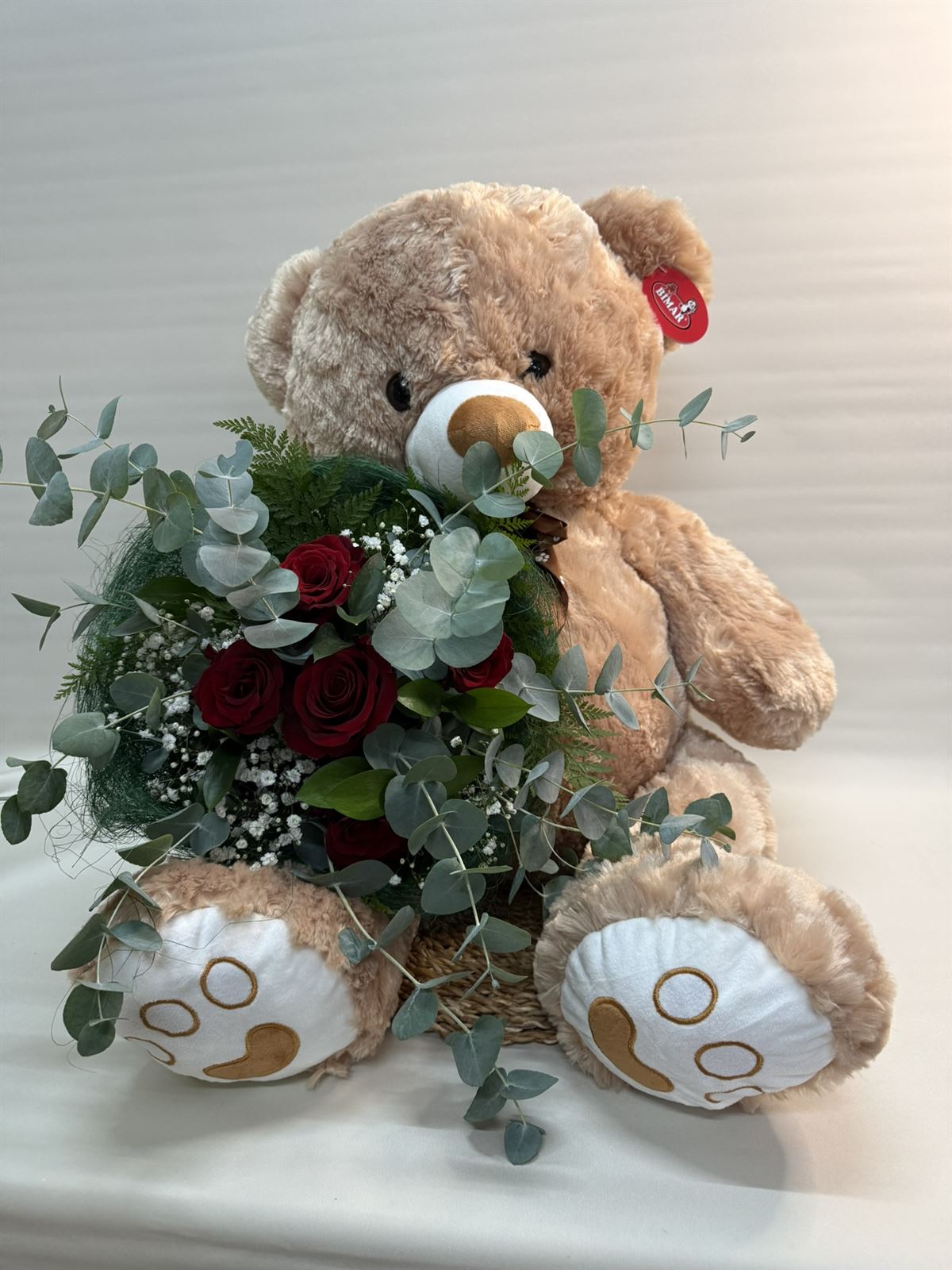 Oso de peluche con un ramo de rosas en la mano - Imagen 2