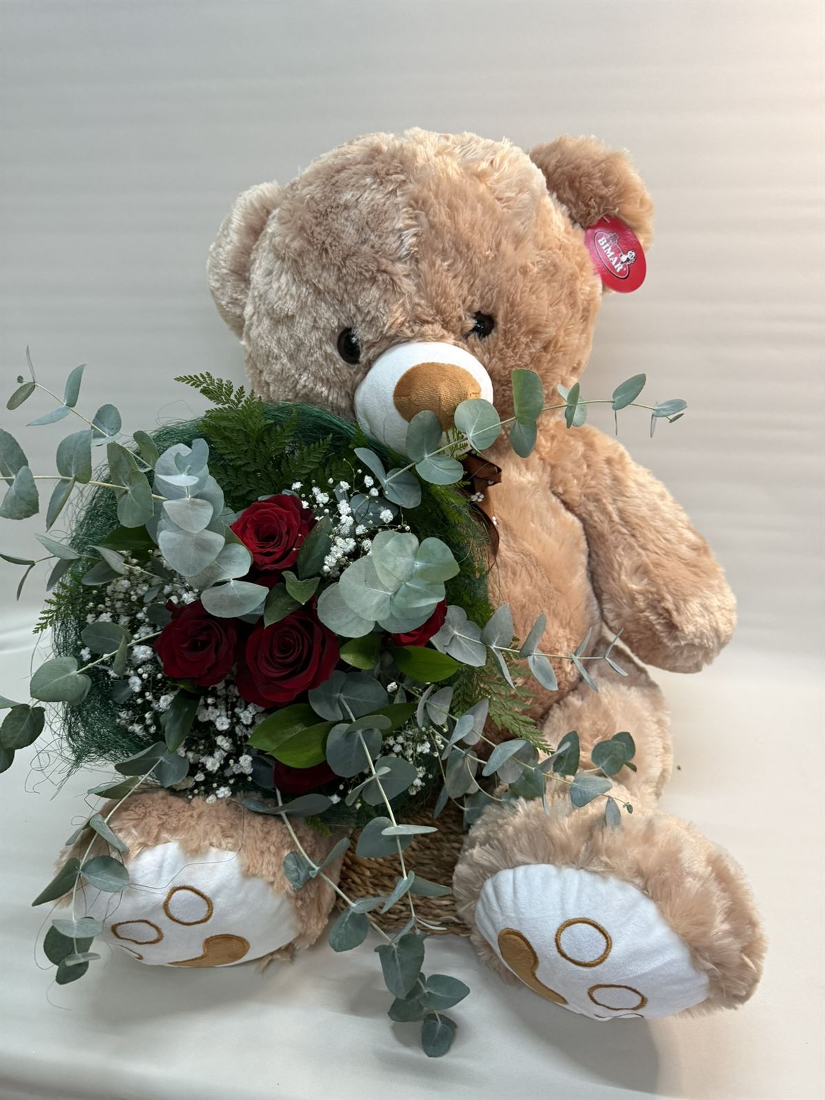 Oso de peluche con un ramo de rosas en la mano - Imagen 3