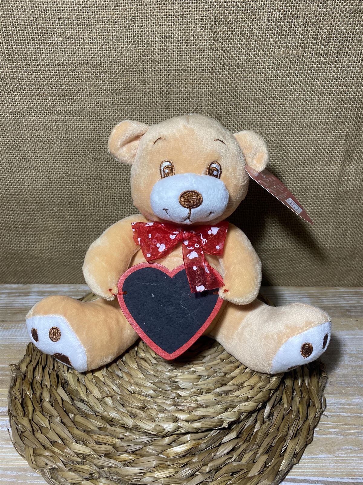 Oso marrón con pizarra de corazón - Imagen 1