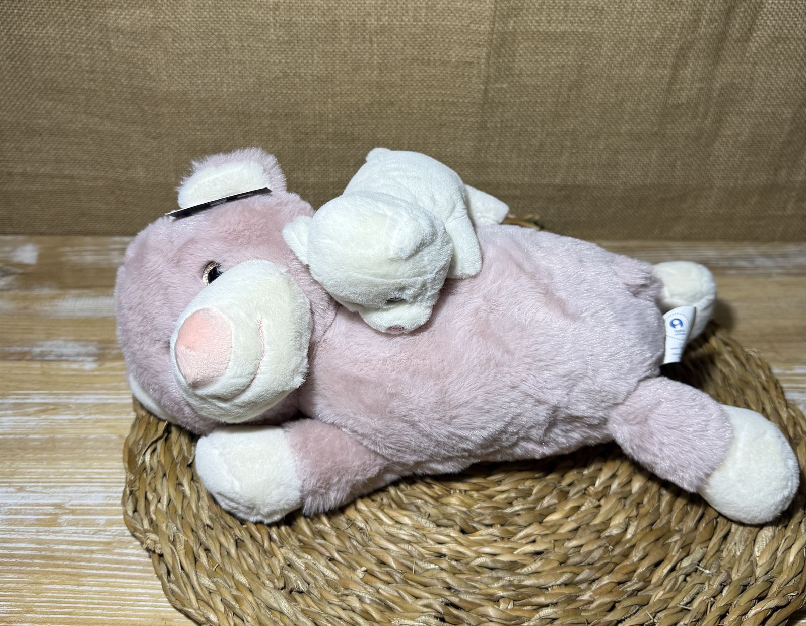 Peluche con un pequeño encima - Imagen 1