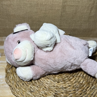 Peluche con un pequeño encima - Imagen 1