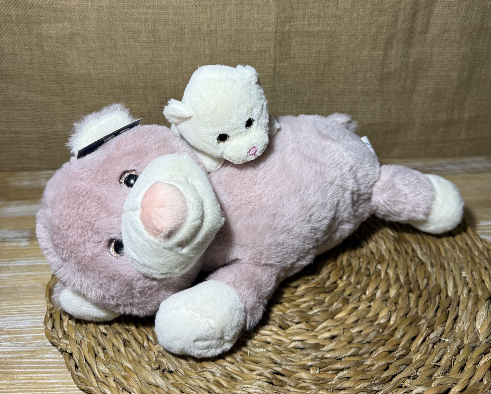 Peluche con un pequeño encima - Imagen 2