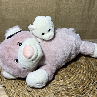 Peluche con un pequeño encima - Imagen 2