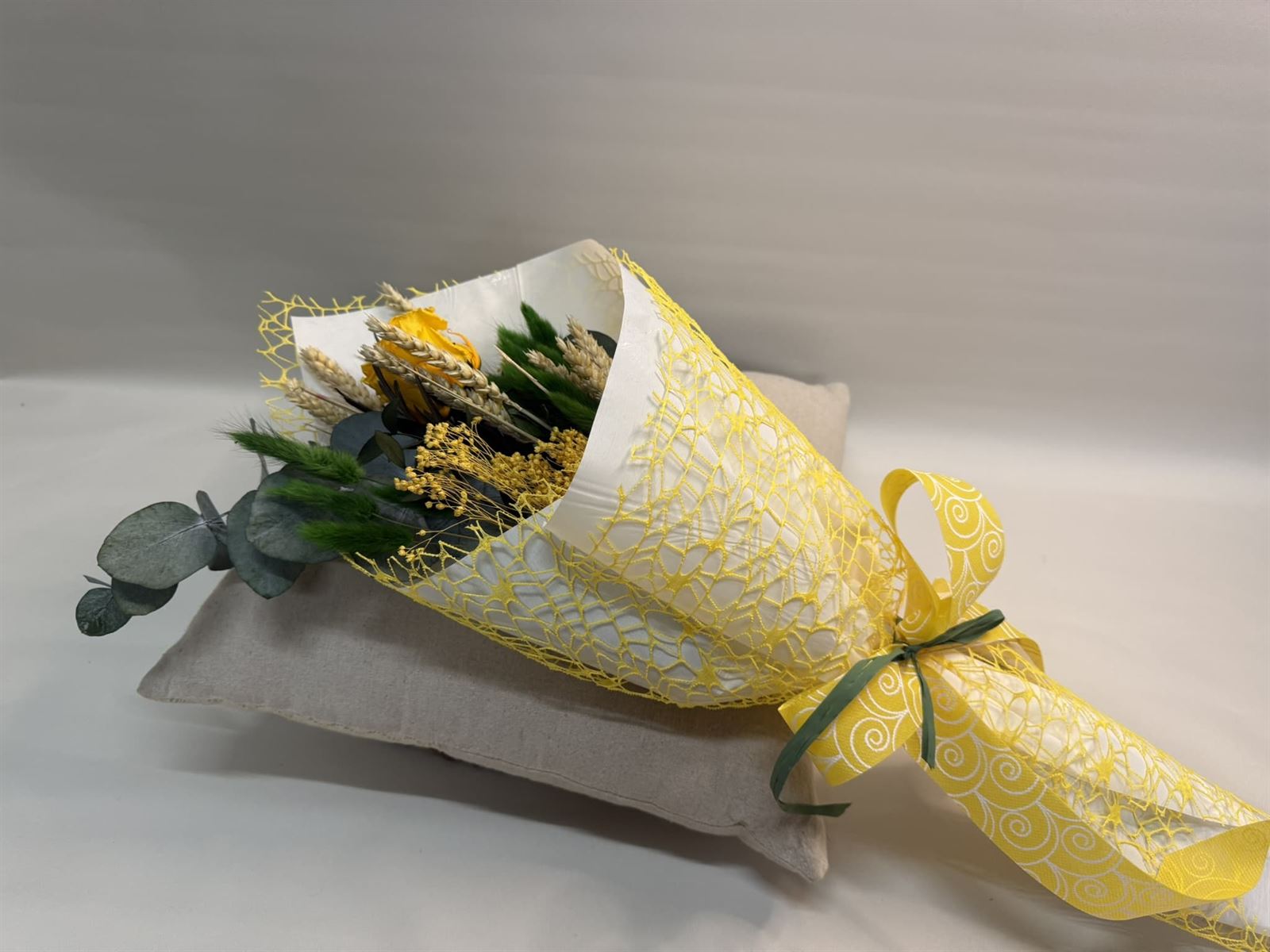 Ramo 1 rosa en tono amarillo - Imagen 1