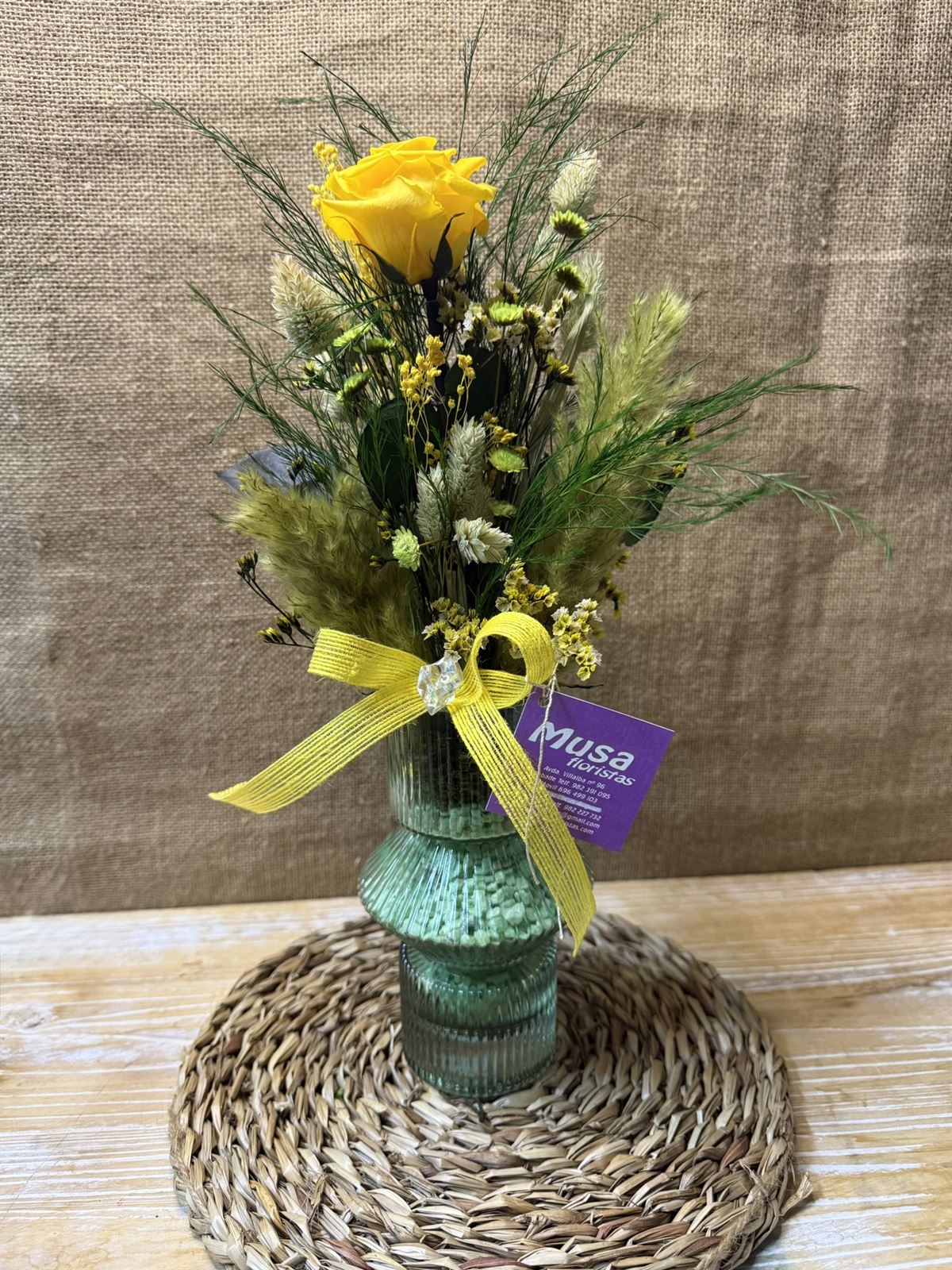 Ramo amarillo en jarrón - Imagen 1