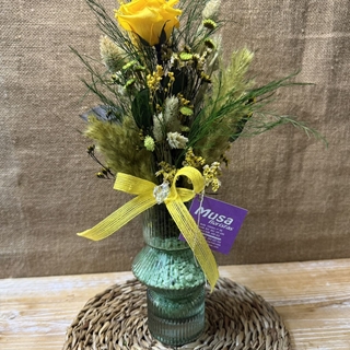 Ramo amarillo en jarrón - Imagen 1