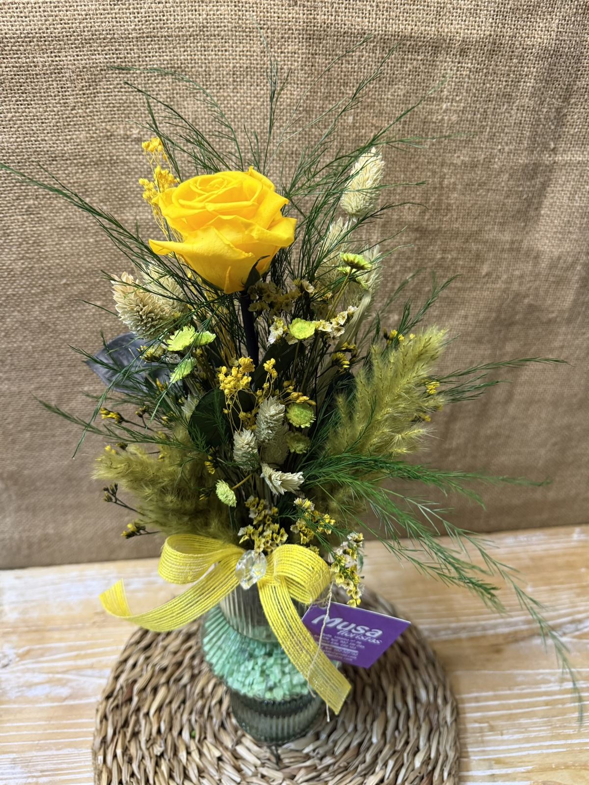 Ramo amarillo en jarrón - Imagen 2