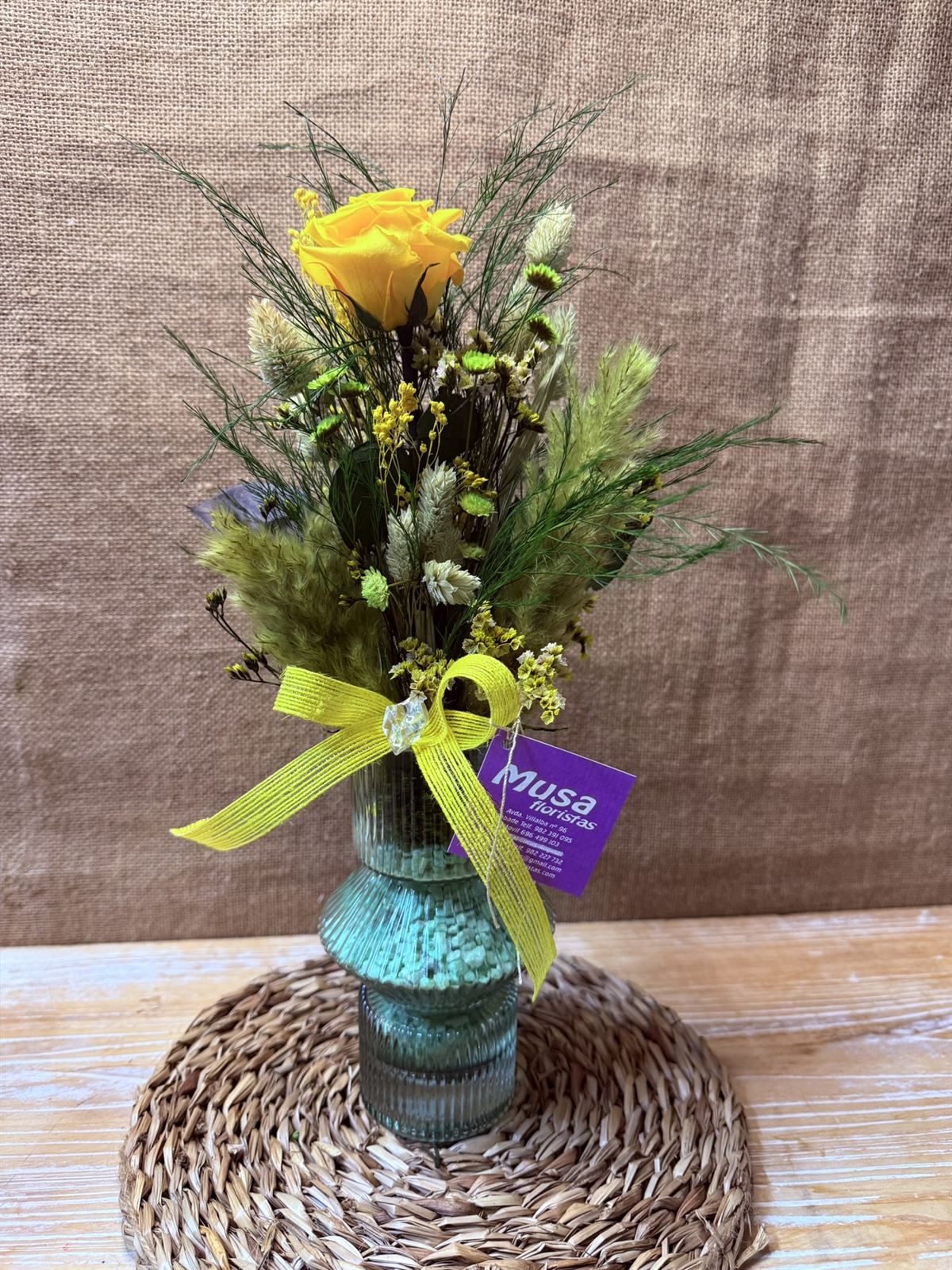 Ramo amarillo en jarrón - Imagen 3