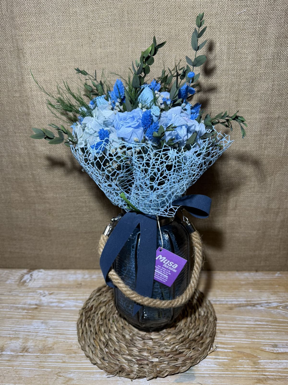 Ramo azul claro en jarrón - Imagen 1