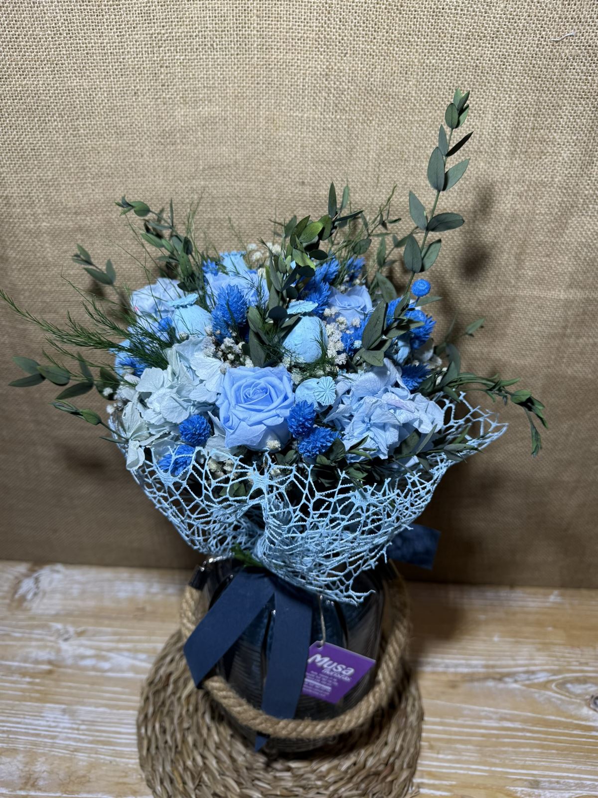 Ramo azul claro en jarrón - Imagen 2