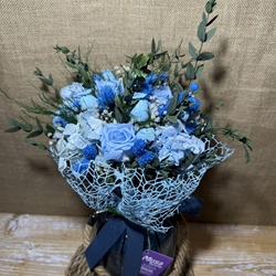 Ramo azul claro en jarrón - Imagen 2