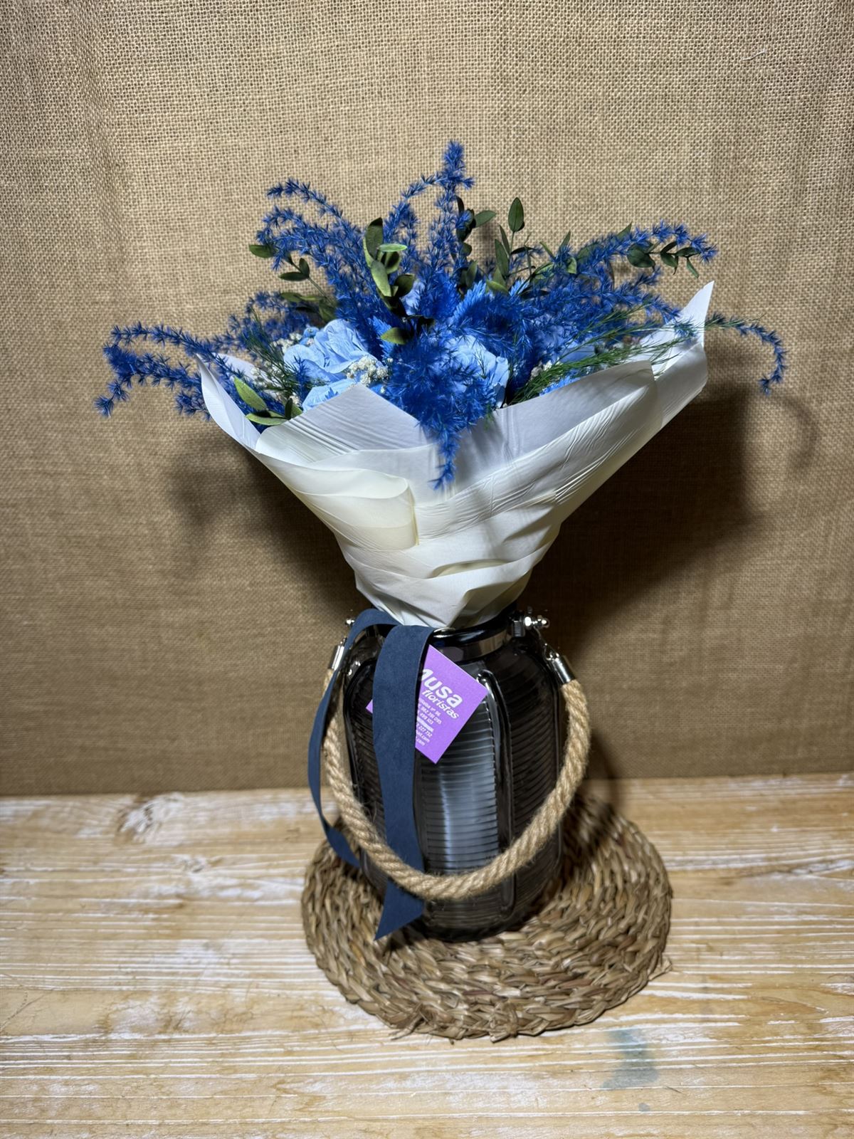 Ramo azul en jarrón - Imagen 1