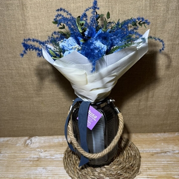 Ramo azul en jarrón - Imagen 1