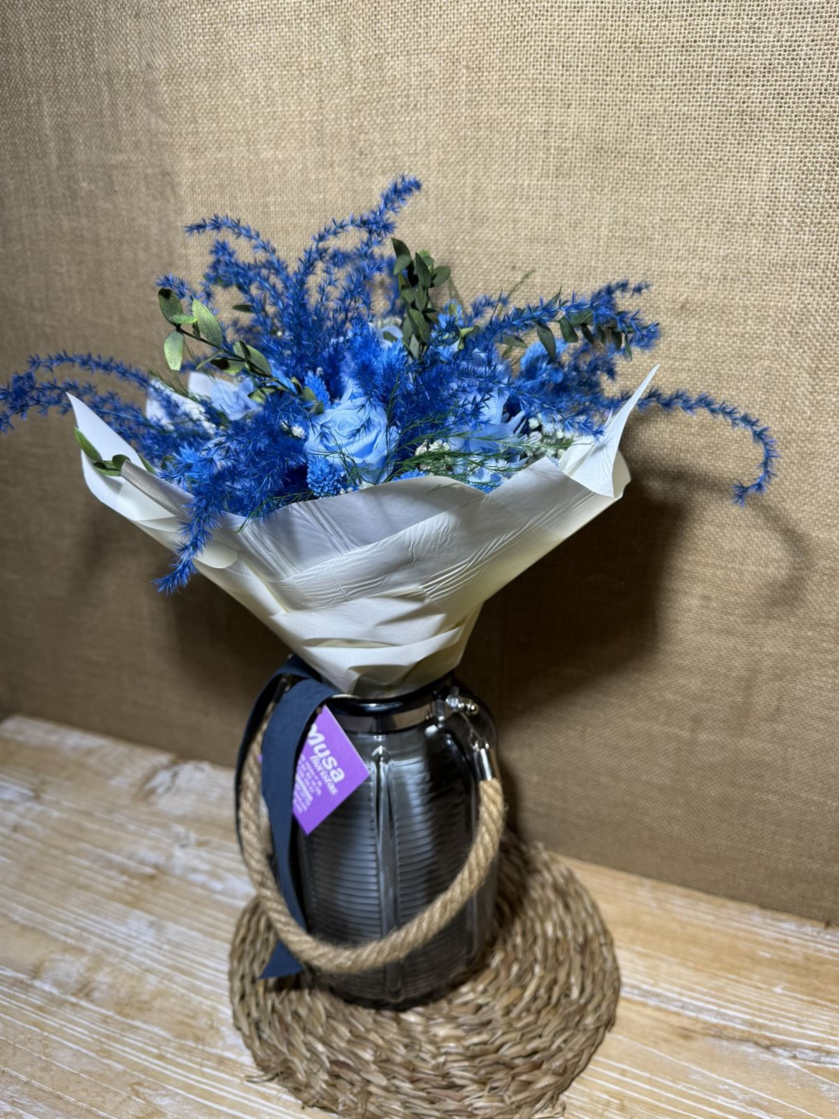 Ramo azul en jarrón - Imagen 3