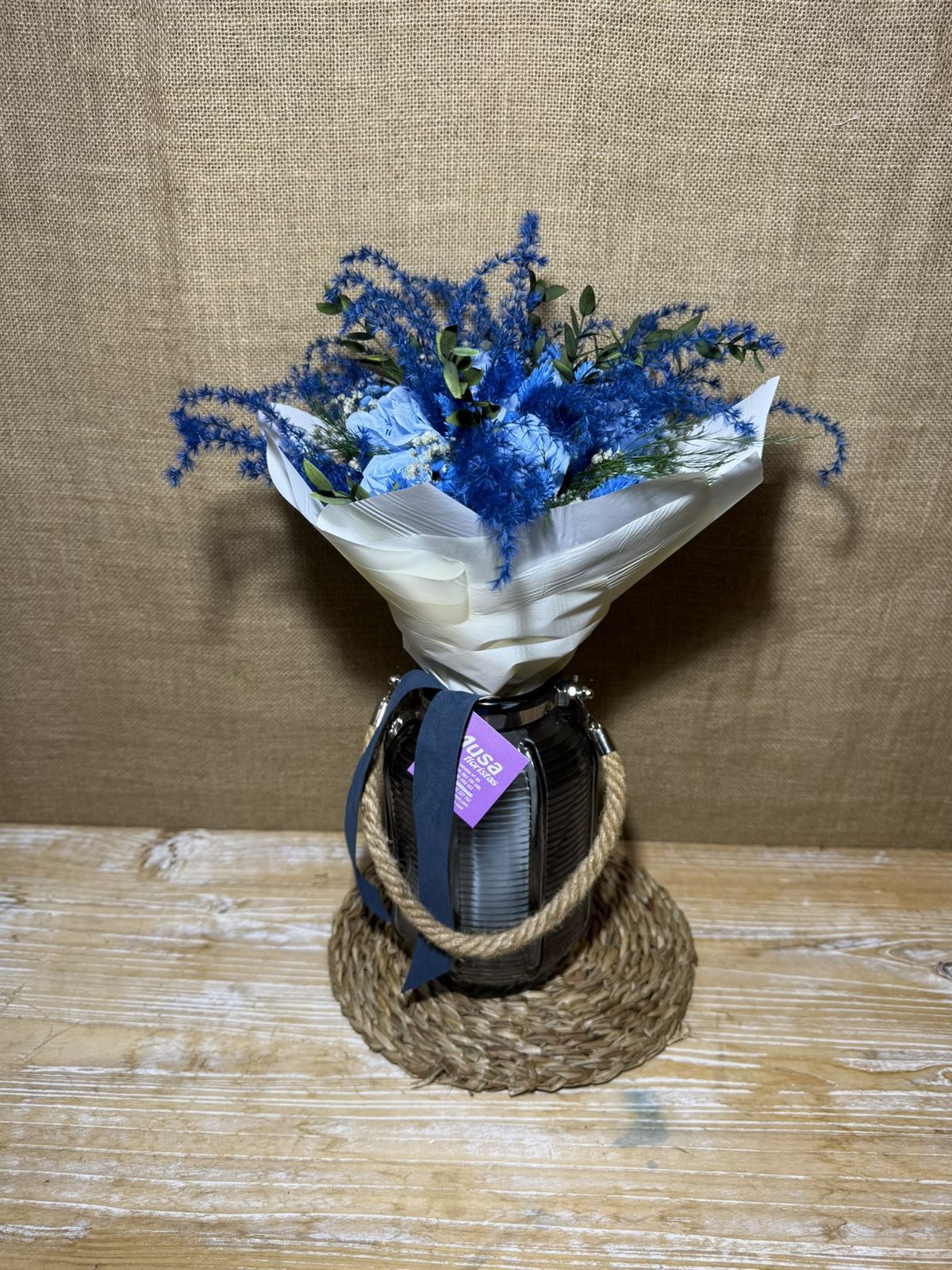 Ramo azul en jarrón - Imagen 4