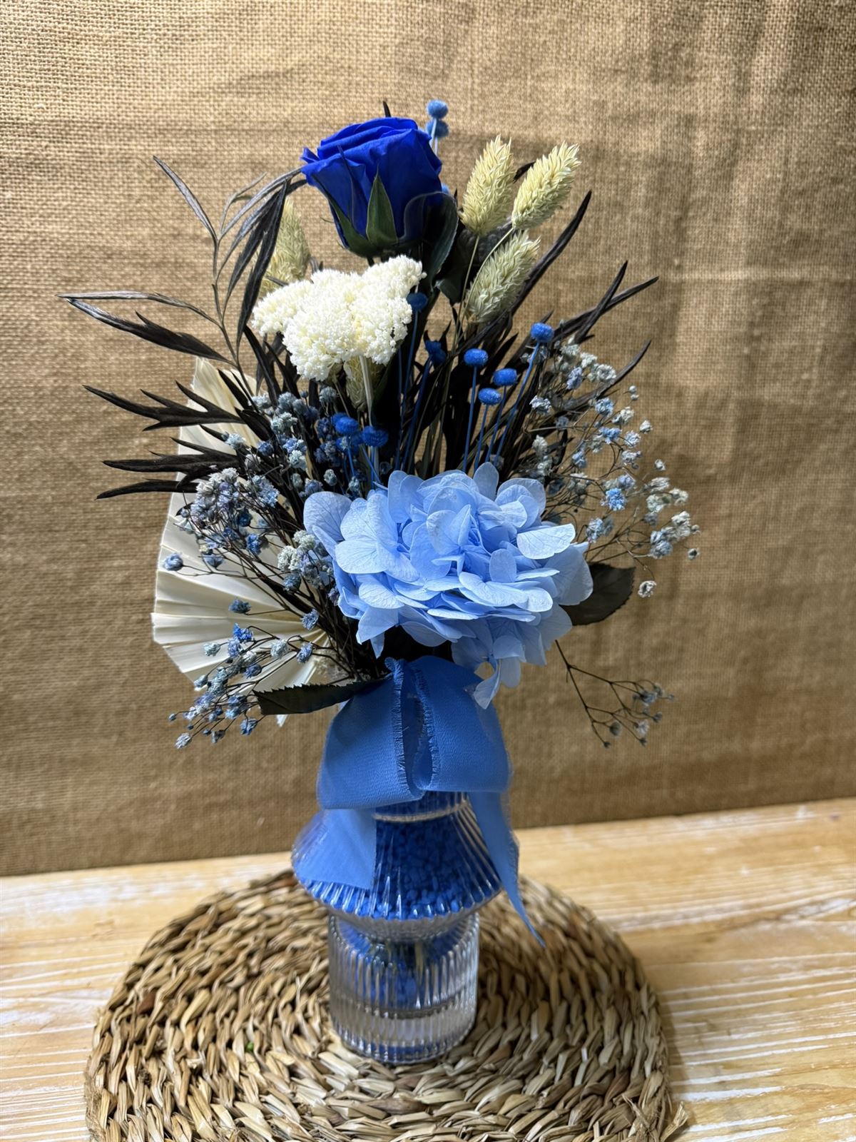 Ramo azul en jarrón - Imagen 1