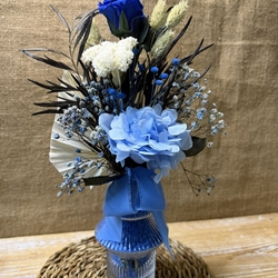 Ramo azul en jarrón - Imagen 1