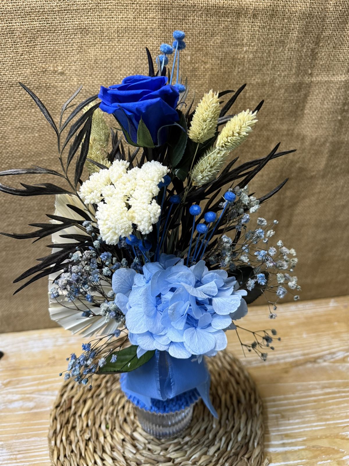 Ramo azul en jarrón - Imagen 2