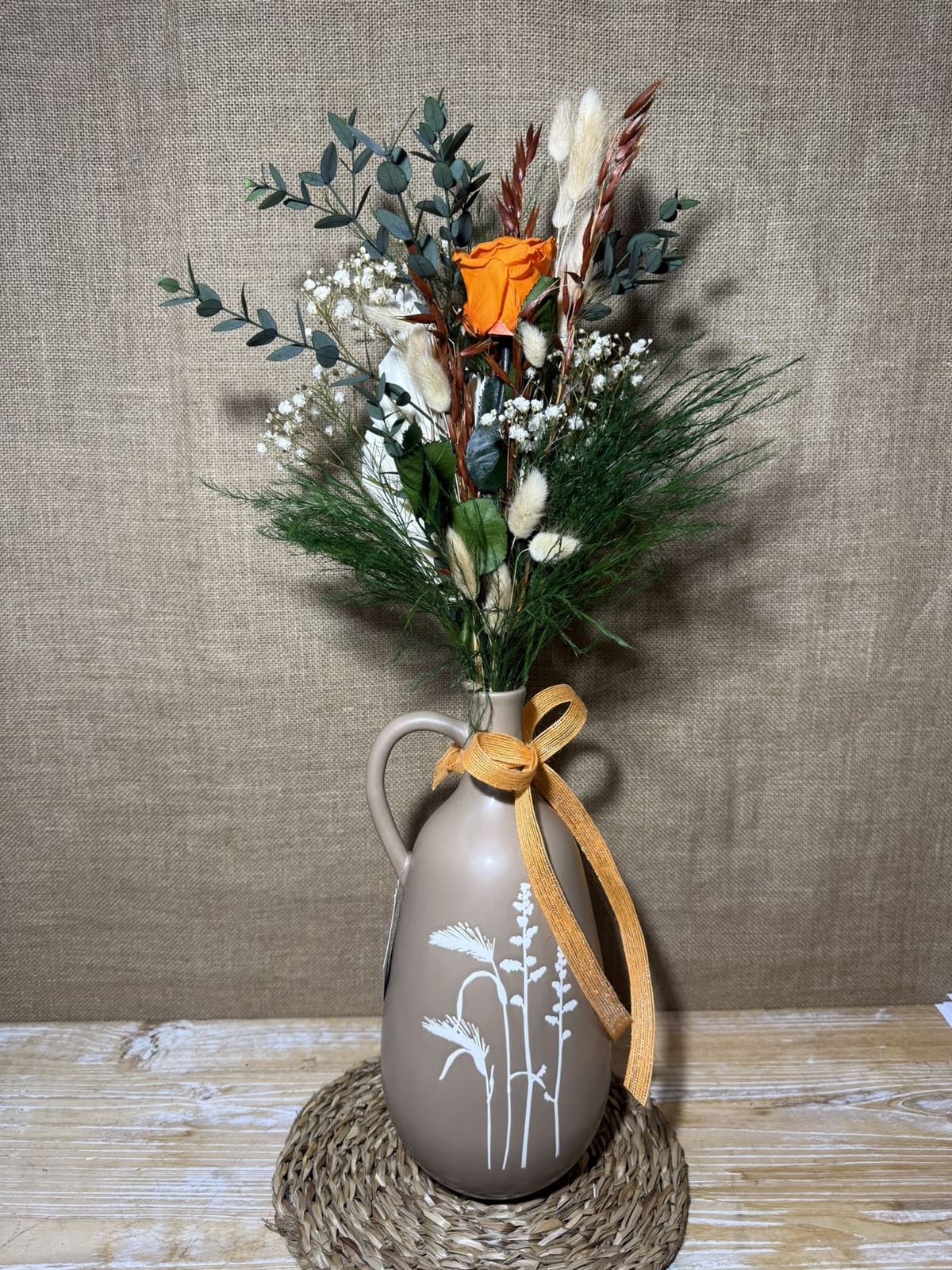 Ramo en jarrón marrón - Imagen 1