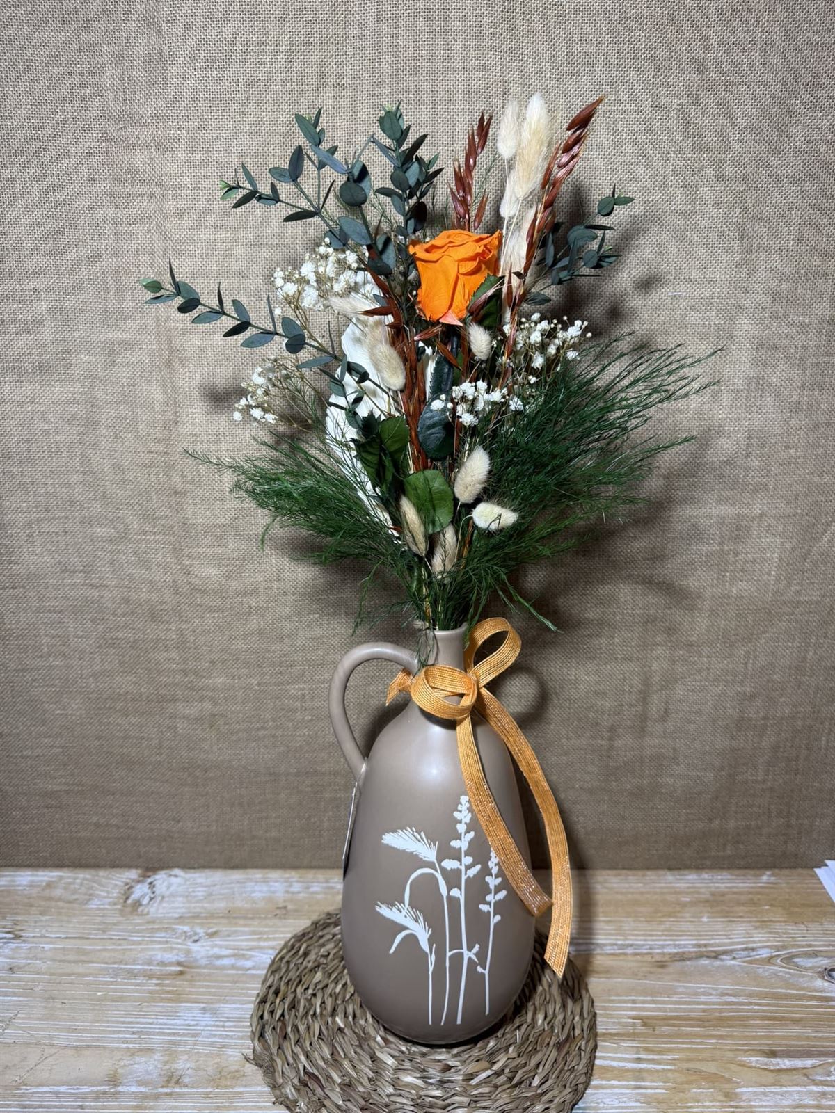 Ramo en jarrón marrón - Imagen 2