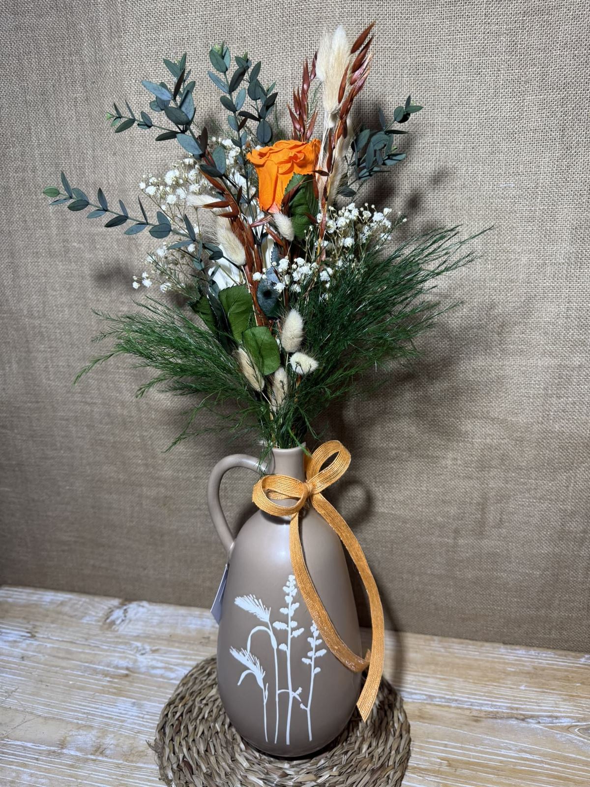 Ramo en jarrón marrón - Imagen 3