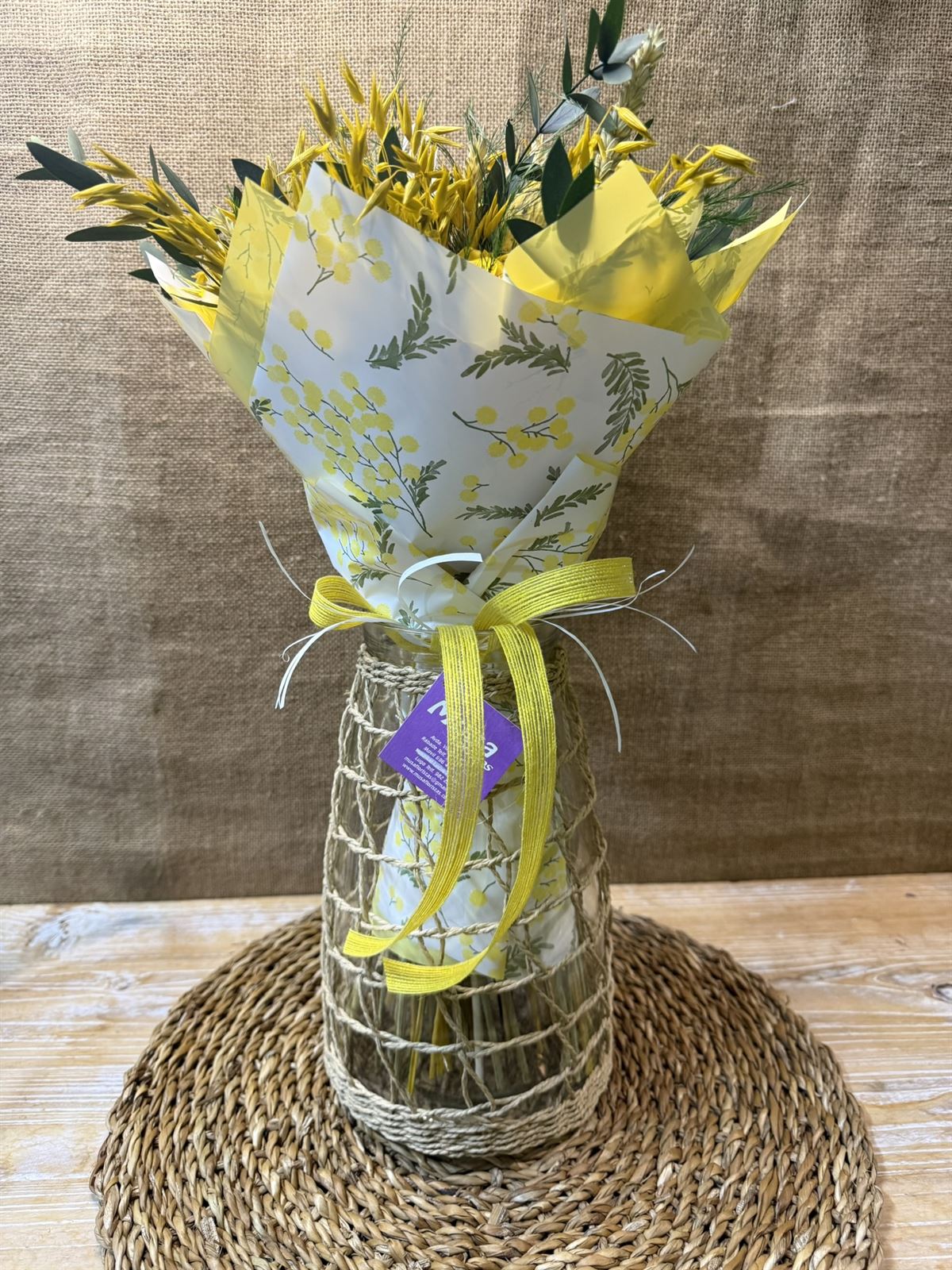 Ramo en tonos amarillos con jarrón - Imagen 3