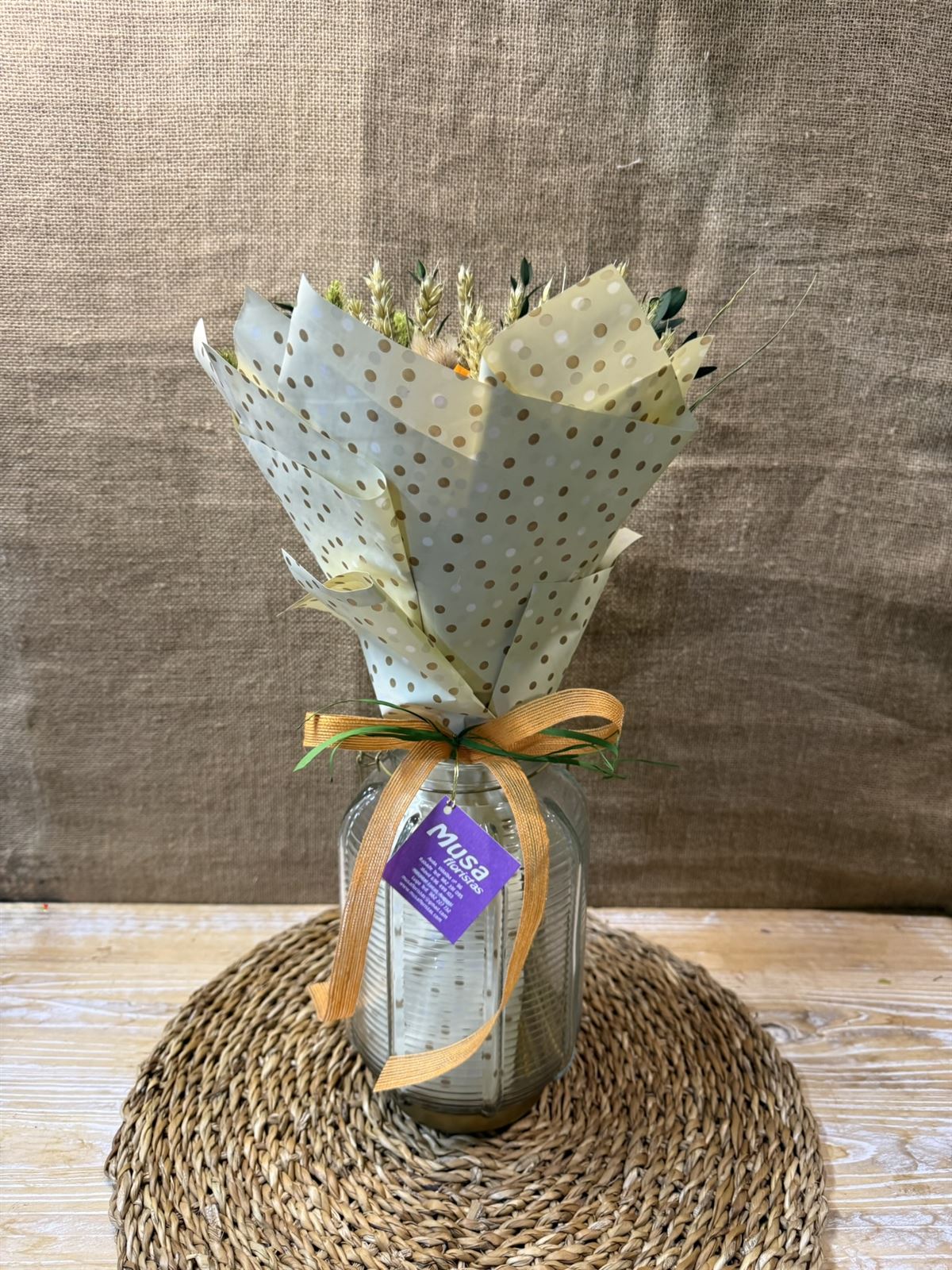 Ramo en tonos naranjas con jarrón - Imagen 3