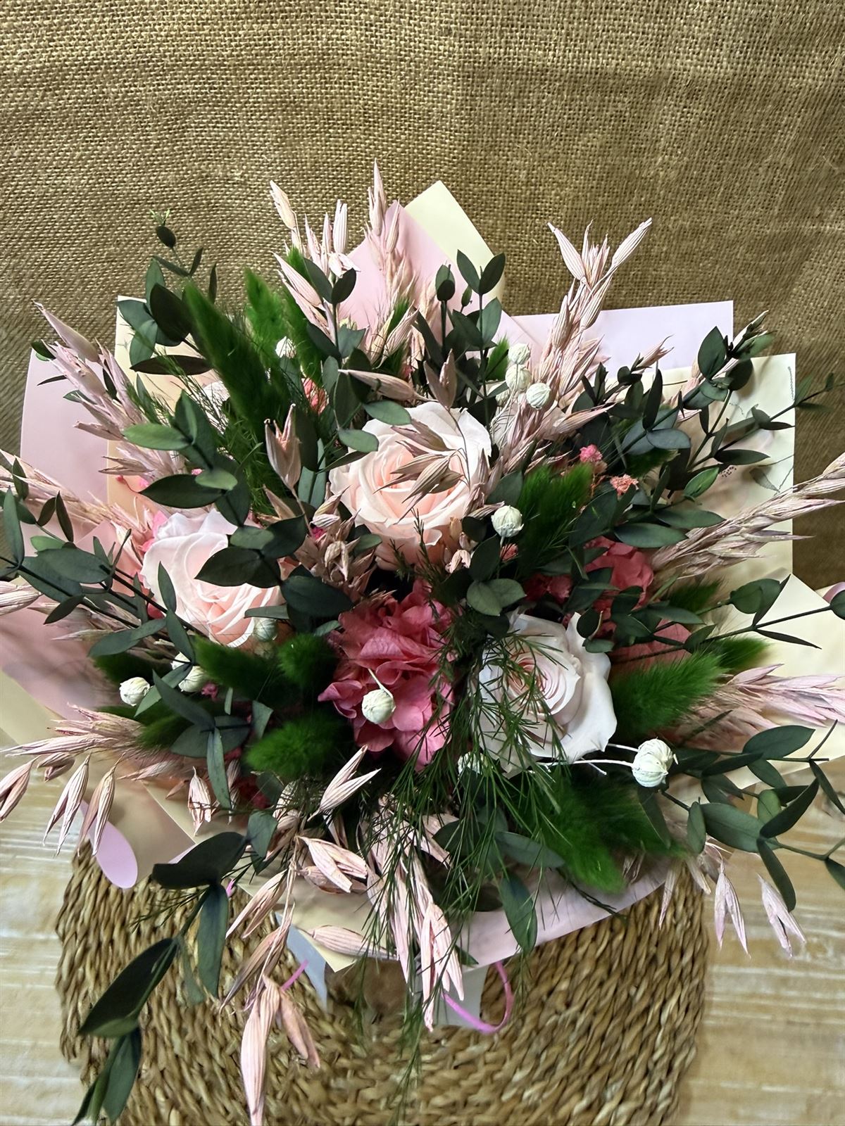 Ramo en tonos rosa con jarrón - Imagen 3