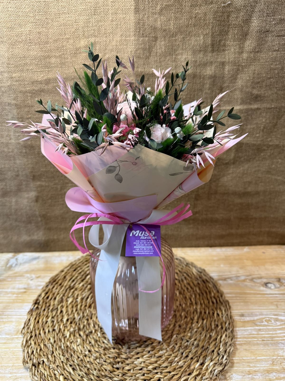 Ramo en tonos rosa con jarrón - Imagen 4