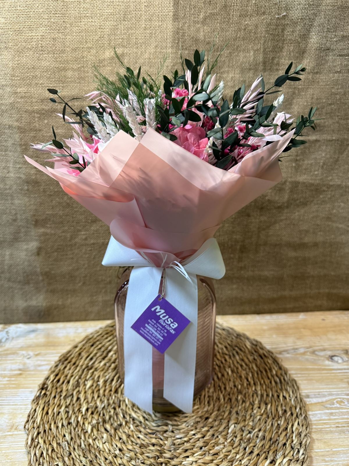 Ramo en tonos rosa en jarrón - Imagen 1