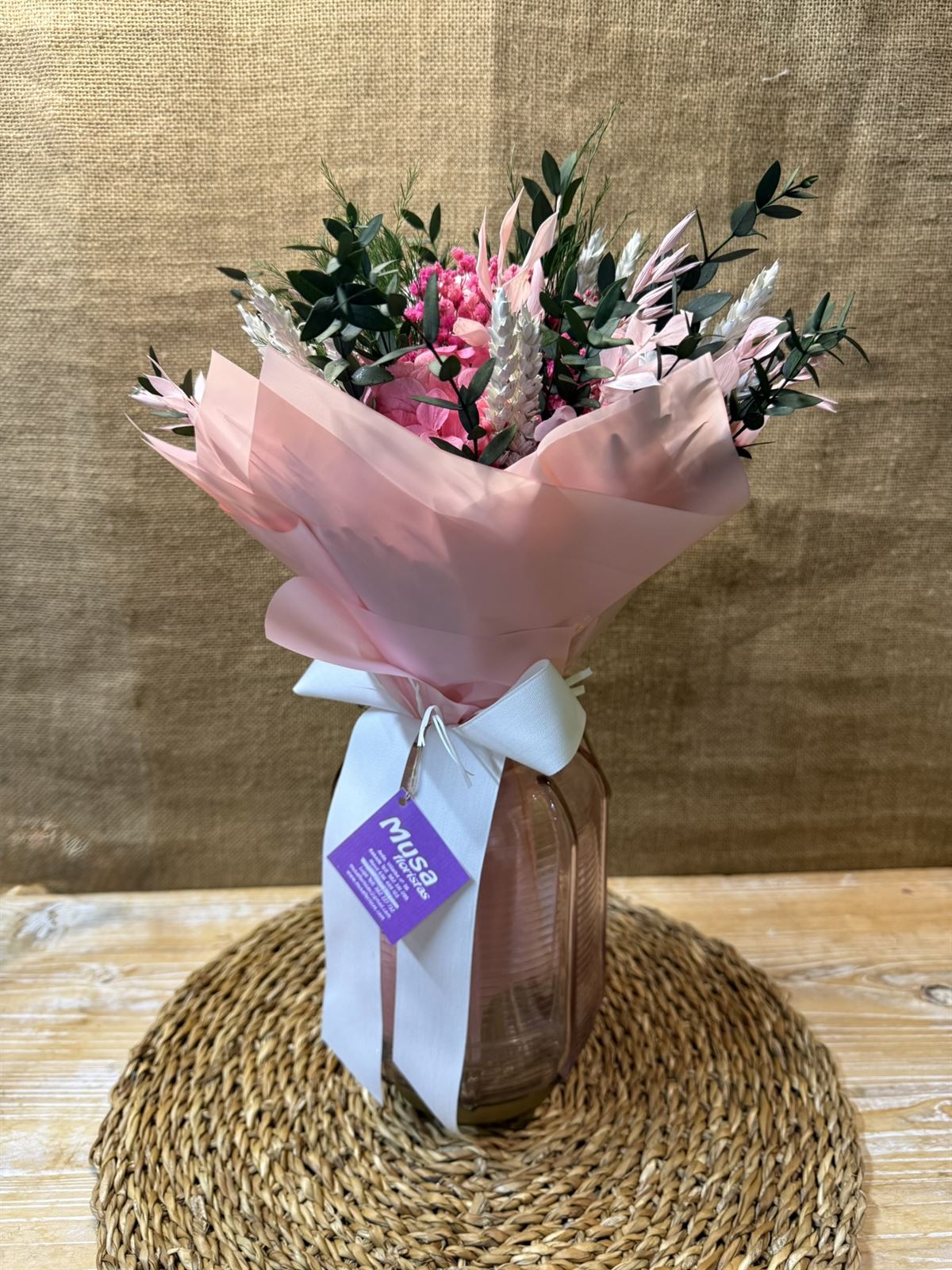 Ramo en tonos rosa en jarrón - Imagen 4