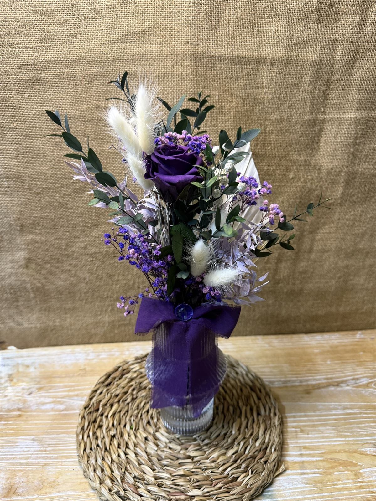 Ramo lila en jarrón - Imagen 1
