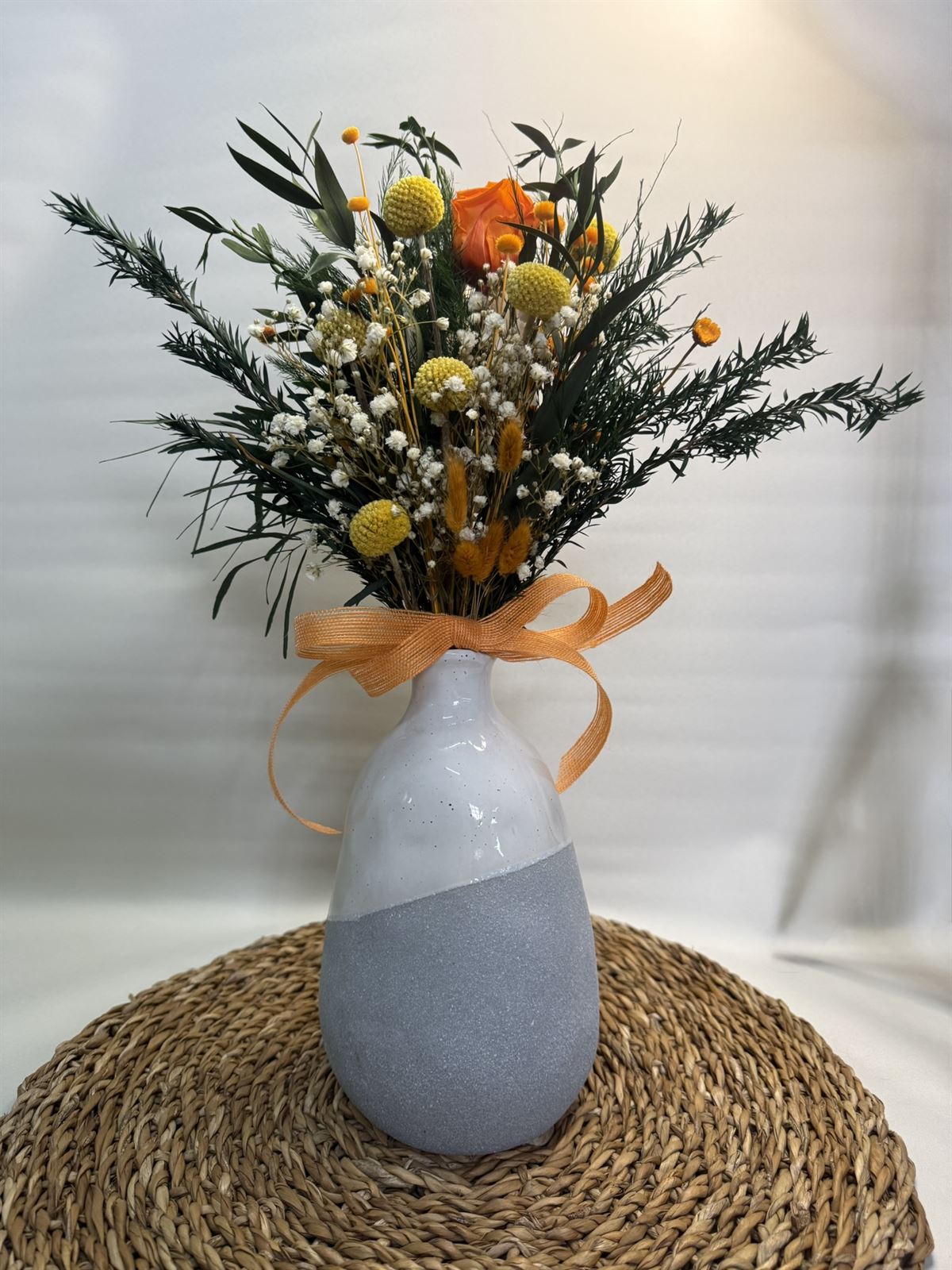 Ramo naranja en jarrón de cerámica - Imagen 1