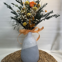 Ramo naranja en jarrón de cerámica - Imagen 1