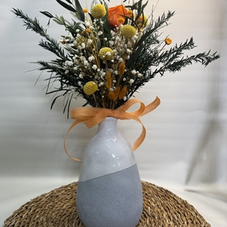 Ramo naranja en jarrón de cerámica - Imagen 1