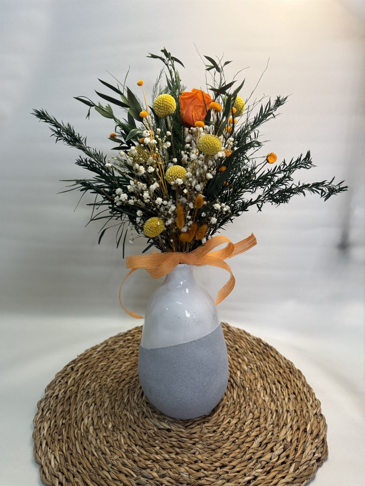 Ramo naranja en jarrón de cerámica - Imagen 2