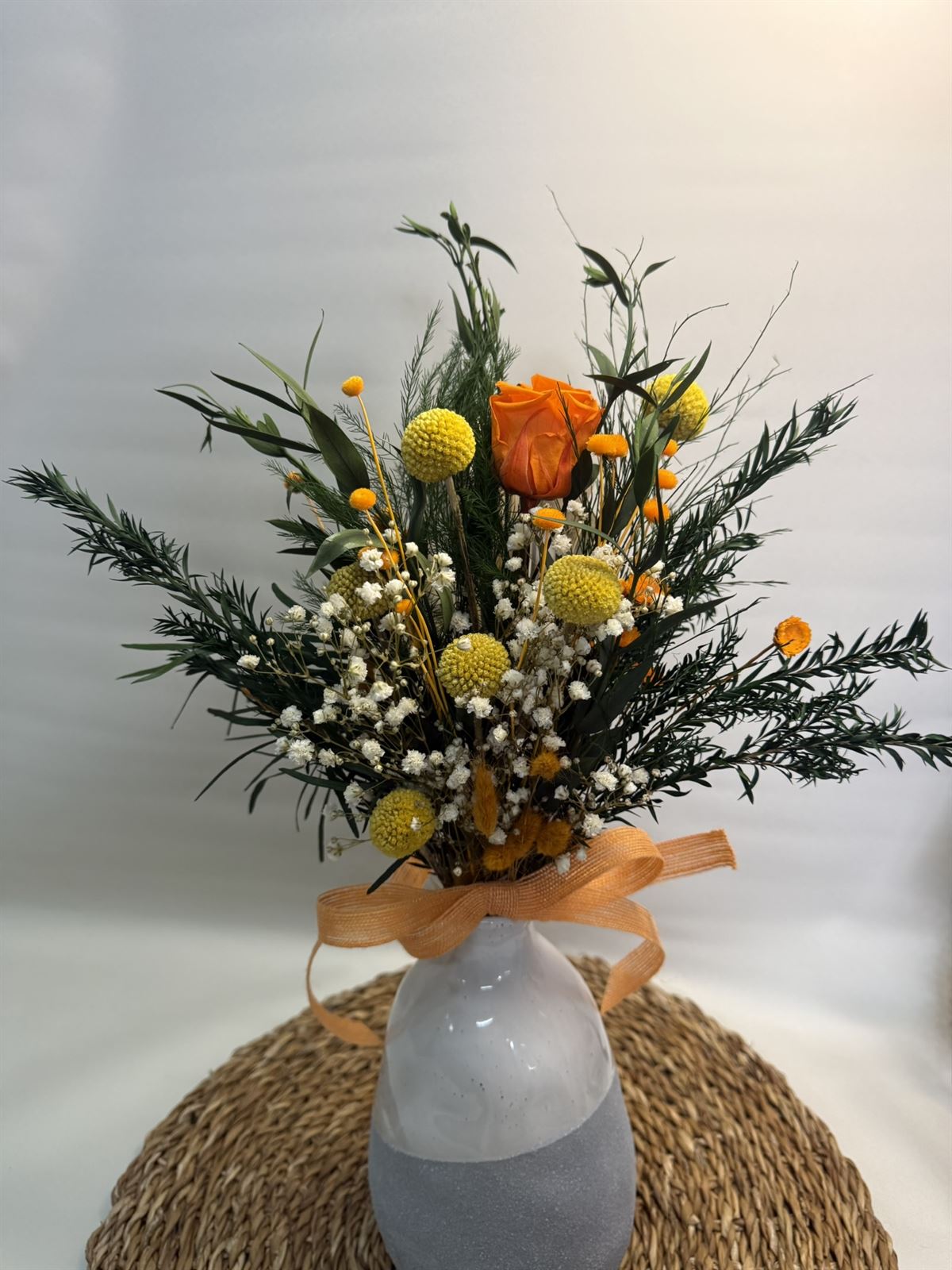 Ramo naranja en jarrón de cerámica - Imagen 3