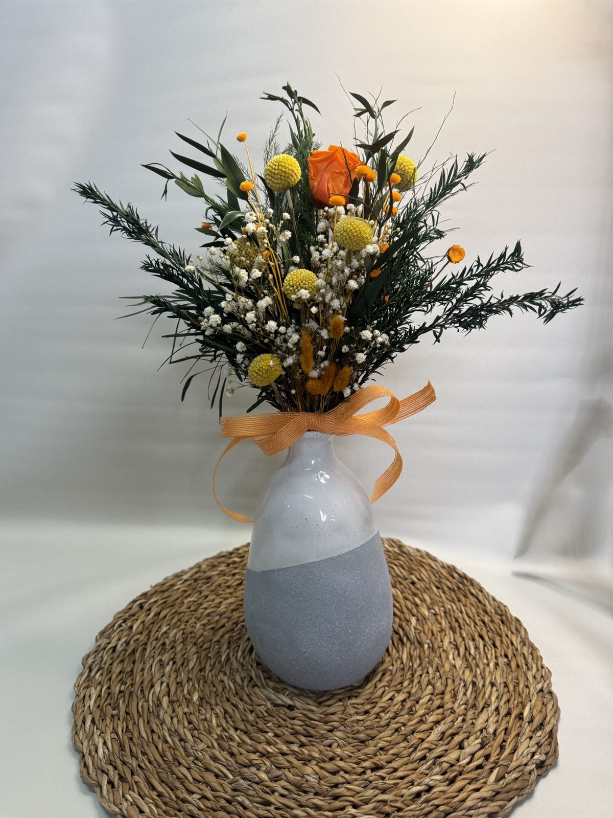 Ramo naranja en jarrón de cerámica - Imagen 4