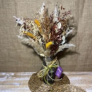 Ramo otoñal en un jarrón verdoso - Imagen 1