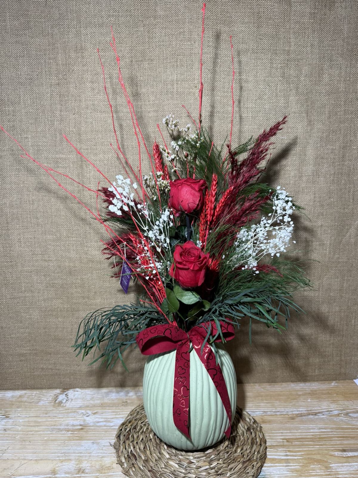 Ramo rojo en jarrón verde - Imagen 1