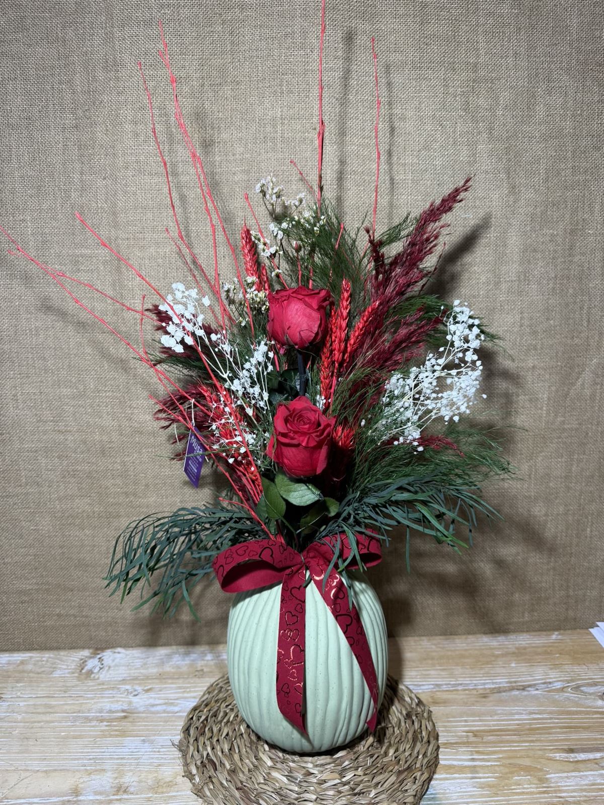 Ramo rojo en jarrón verde - Imagen 2