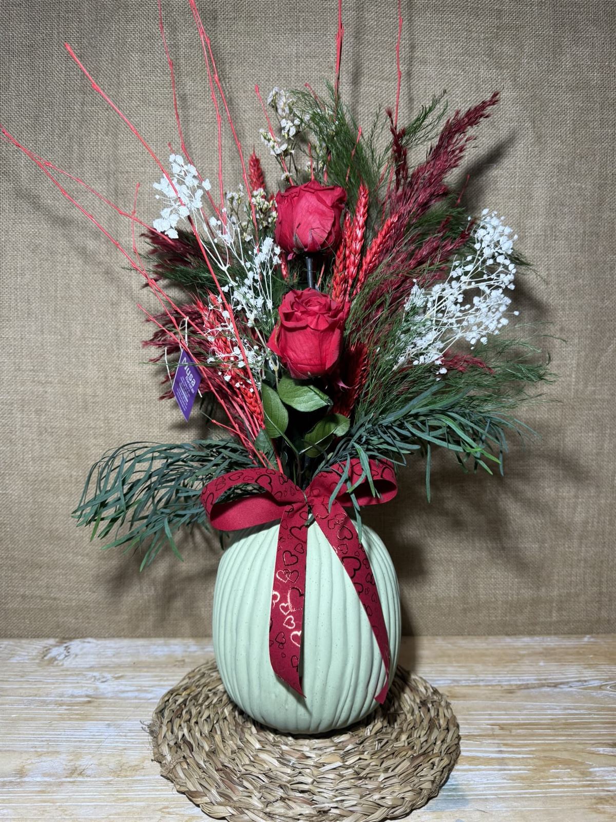 Ramo rojo en jarrón verde - Imagen 4