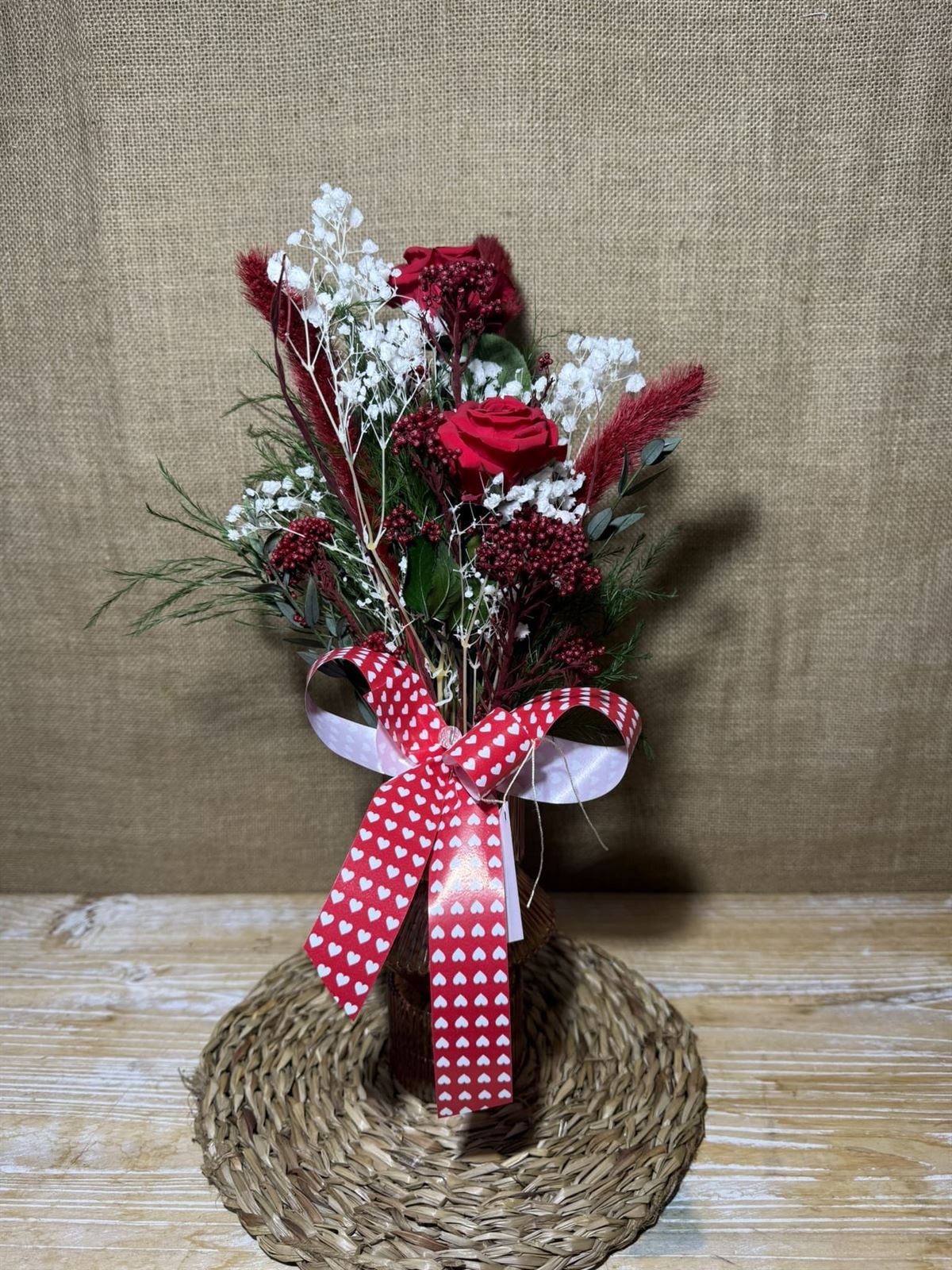 Ramo rojo en jarrón - Imagen 1