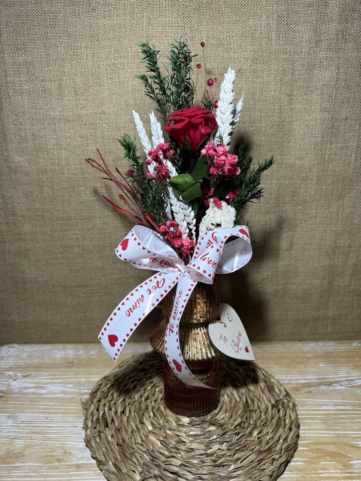 Ramo rojo en jarrón - Imagen 1