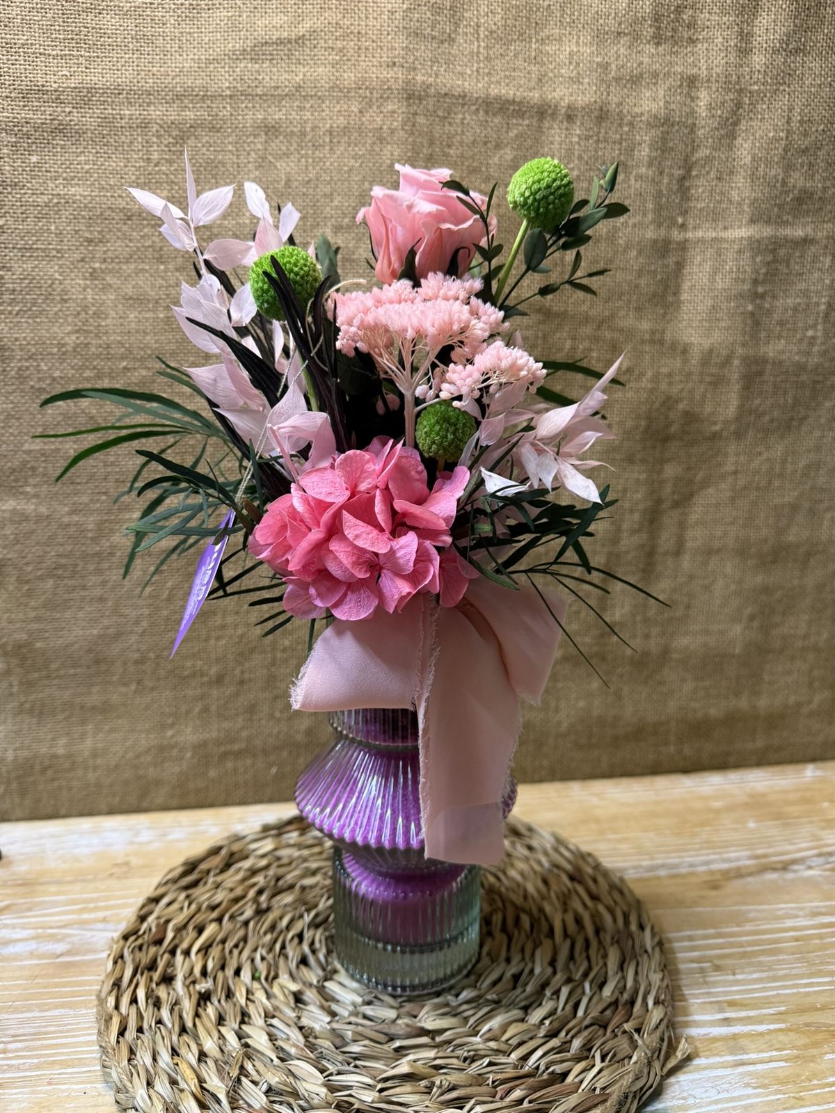 Ramo rosa en jarrón - Imagen 1