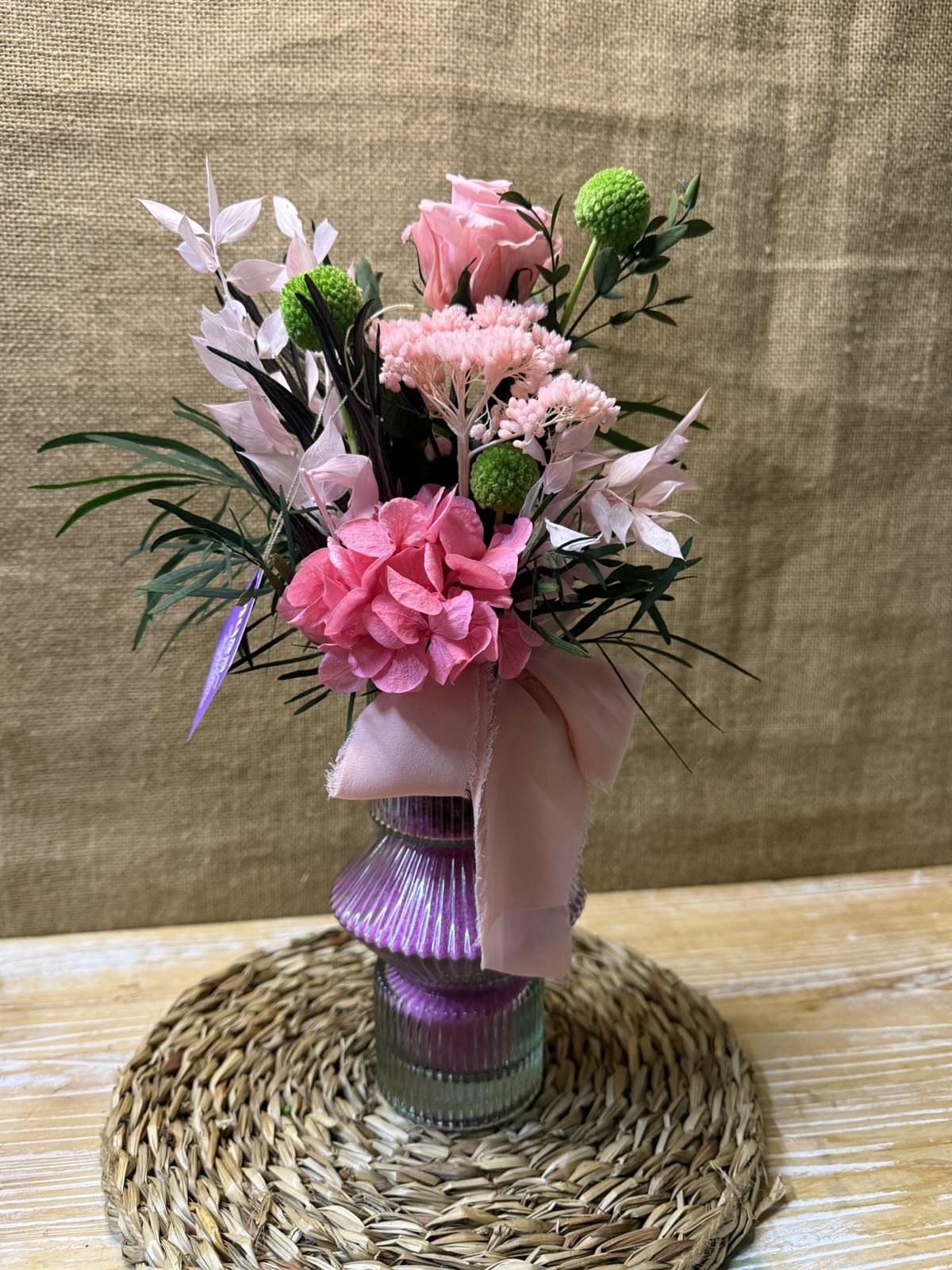 Ramo rosa en jarrón - Imagen 2