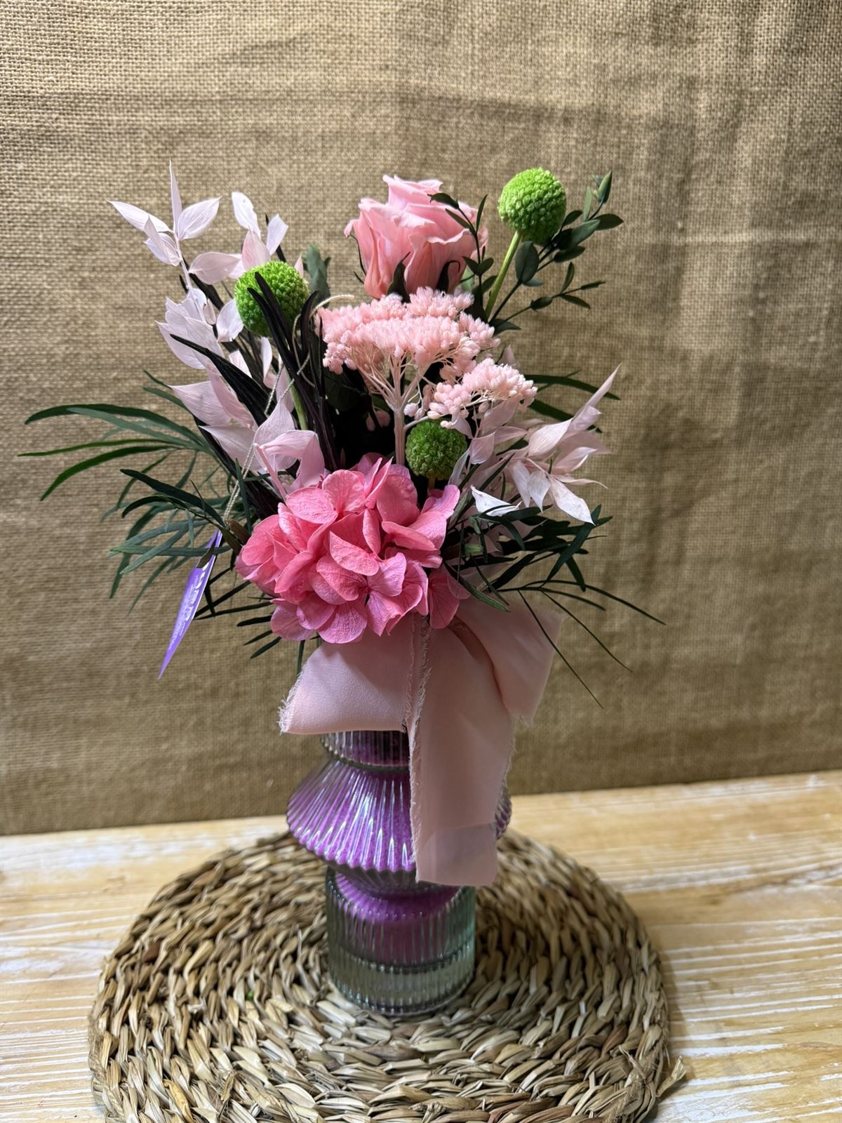 Ramo rosa en jarrón - Imagen 4